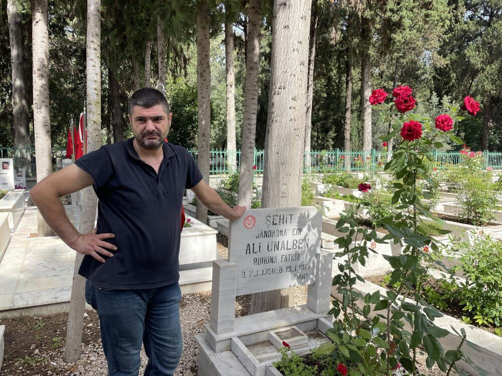 Şehit annesinden yürek yakan sözler: Yılanlardan korkmasam gece mezarı başında yatarım - 4. Resim