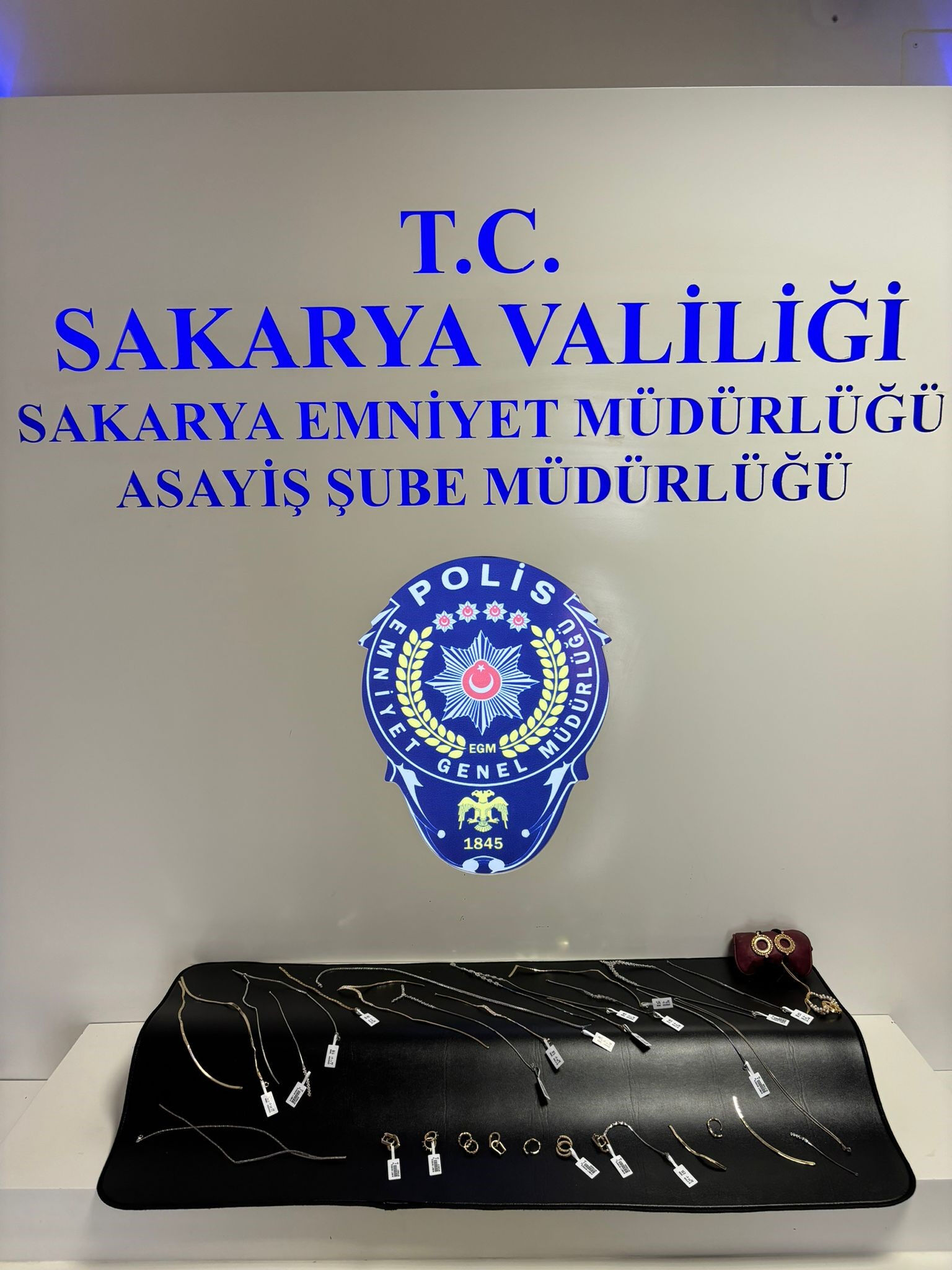 Bayram sabahı 500 bin TL'lik altın vurgunu! Herkes kurban keserken onlar kuyumcuyu soydu - 1. Resim