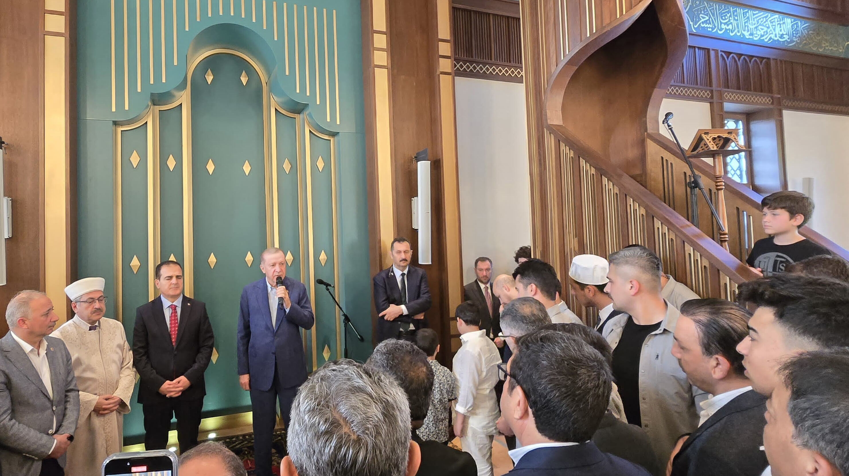 Cumhurbaşkanı Erdoğan, bayram namazını Marmaris'te kıldı Cumhurbaşkanı Erdoğan, bayram namazını Marmaris'te kıldı - 1. Resim