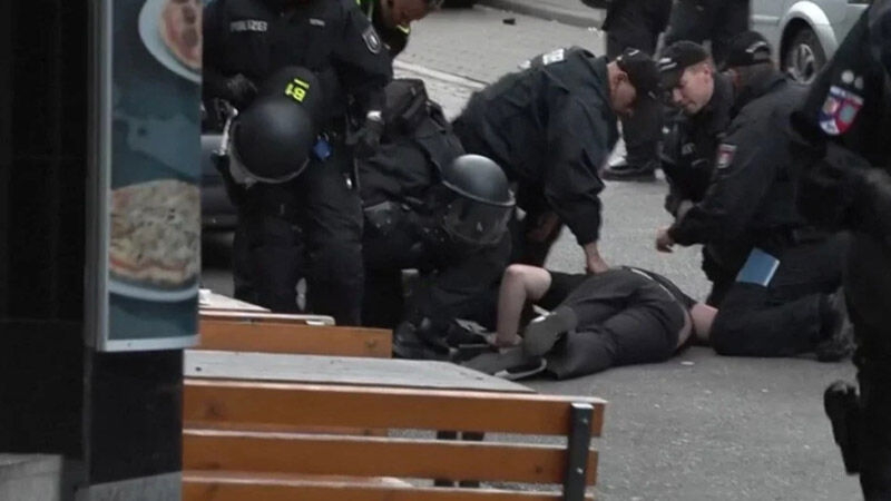 EURO 2024'te baltalı saldırgan polis vurarak etkisiz hale getirdi EURO 2024'te baltalı saldırgan tarafından polis vurarak etkisiz hale getirdi - 1. Resim