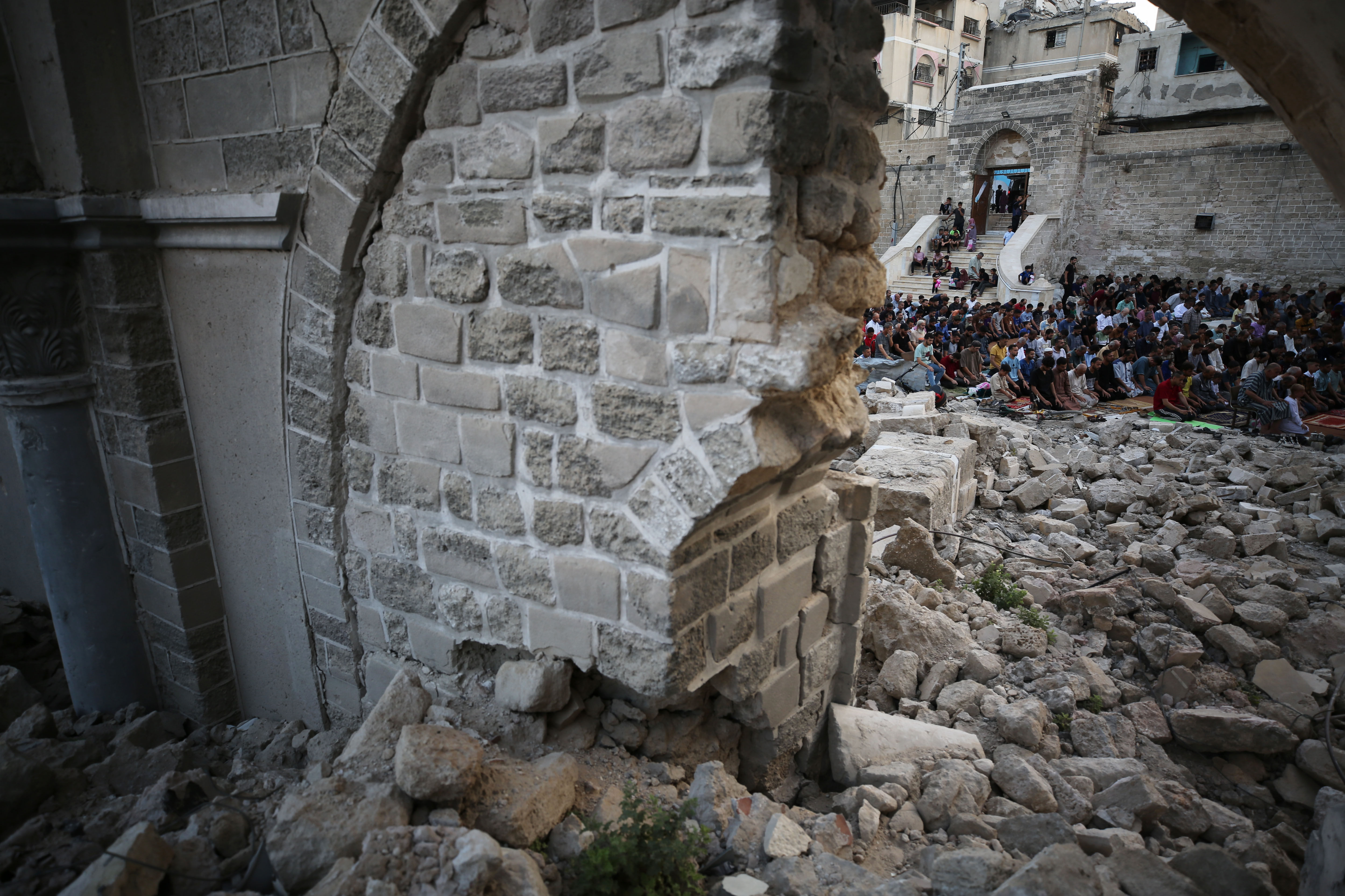 Fotoğraflarla Gazze'de Kurban Bayramı... Filistinliler enkaz üstünde kurbanlarını kesti - 1. Resim