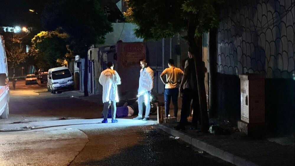 Gaziantep'te dehşet! Cinnet getiren adam önüne geleni vurdu: 6 ölü, 2 yaralı Gaziantep'te dehşet! Cinnet getiren Suriyeli önüne geleni vurdu: 6 ölü, 2 yaralı - 3. Resim