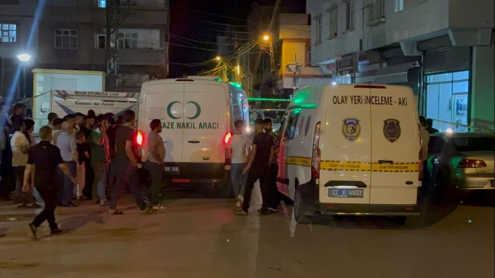 Gaziantep'te dehşet! Cinnet getiren adam önüne geleni vurdu: 6 ölü, 2 yaralı Gaziantep'te dehşet! Cinnet getiren Suriyeli önüne geleni vurdu: 6 ölü, 2 yaralı - 1. Resim
