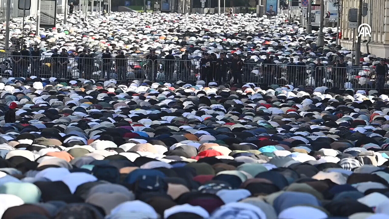 Görüntüler Rusya'dan... Moskova'da Kurban Bayramı namazı için sokaklar doldu taştı Görüntüler Rusya'dan... Moskova'da Kurban Bayramı namazı için sokaklar doldu taştı - 2. Resim