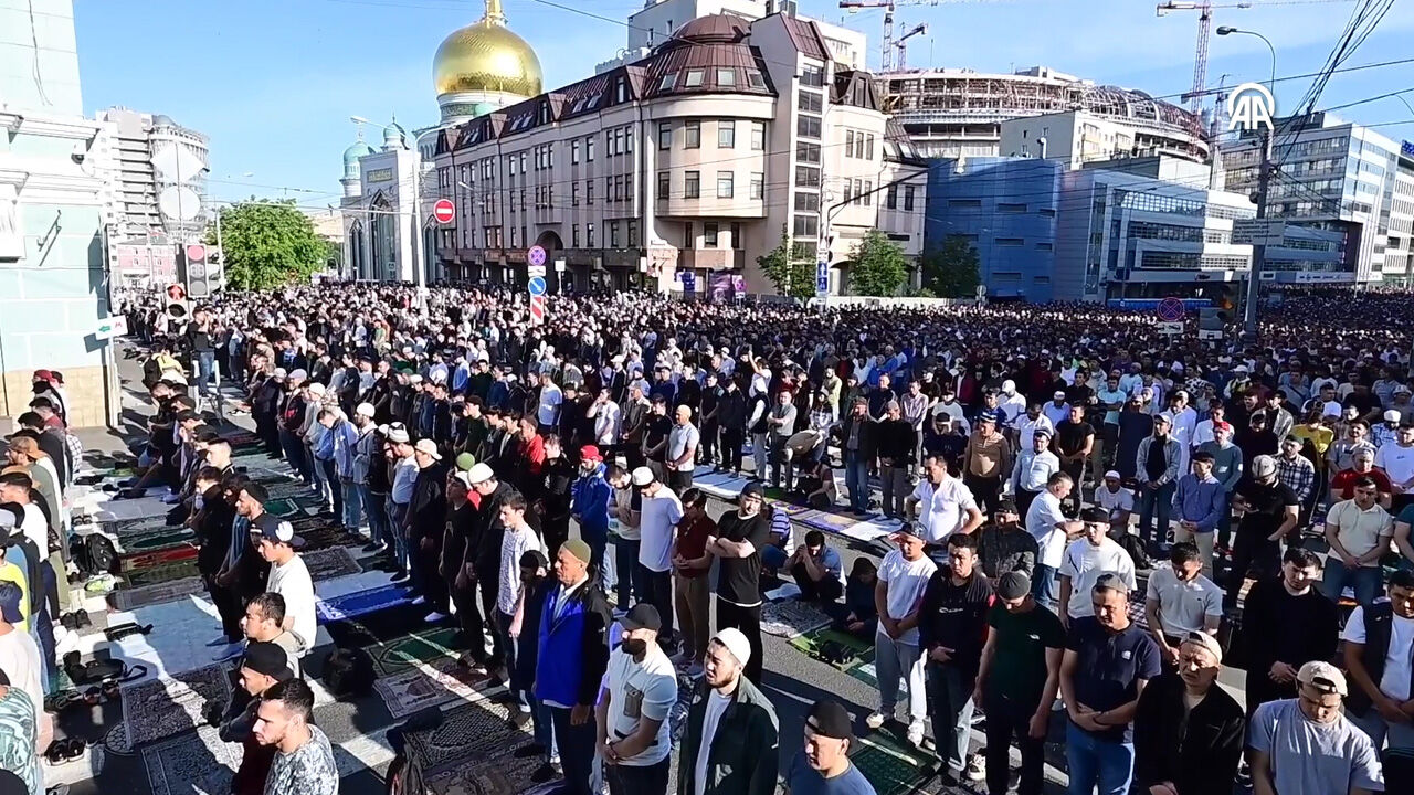 Görüntüler Rusya'dan... Moskova'da Kurban Bayramı namazı için sokaklar doldu taştı Görüntüler Rusya'dan... Moskova'da Kurban Bayramı namazı için sokaklar doldu taştı - 1. Resim
