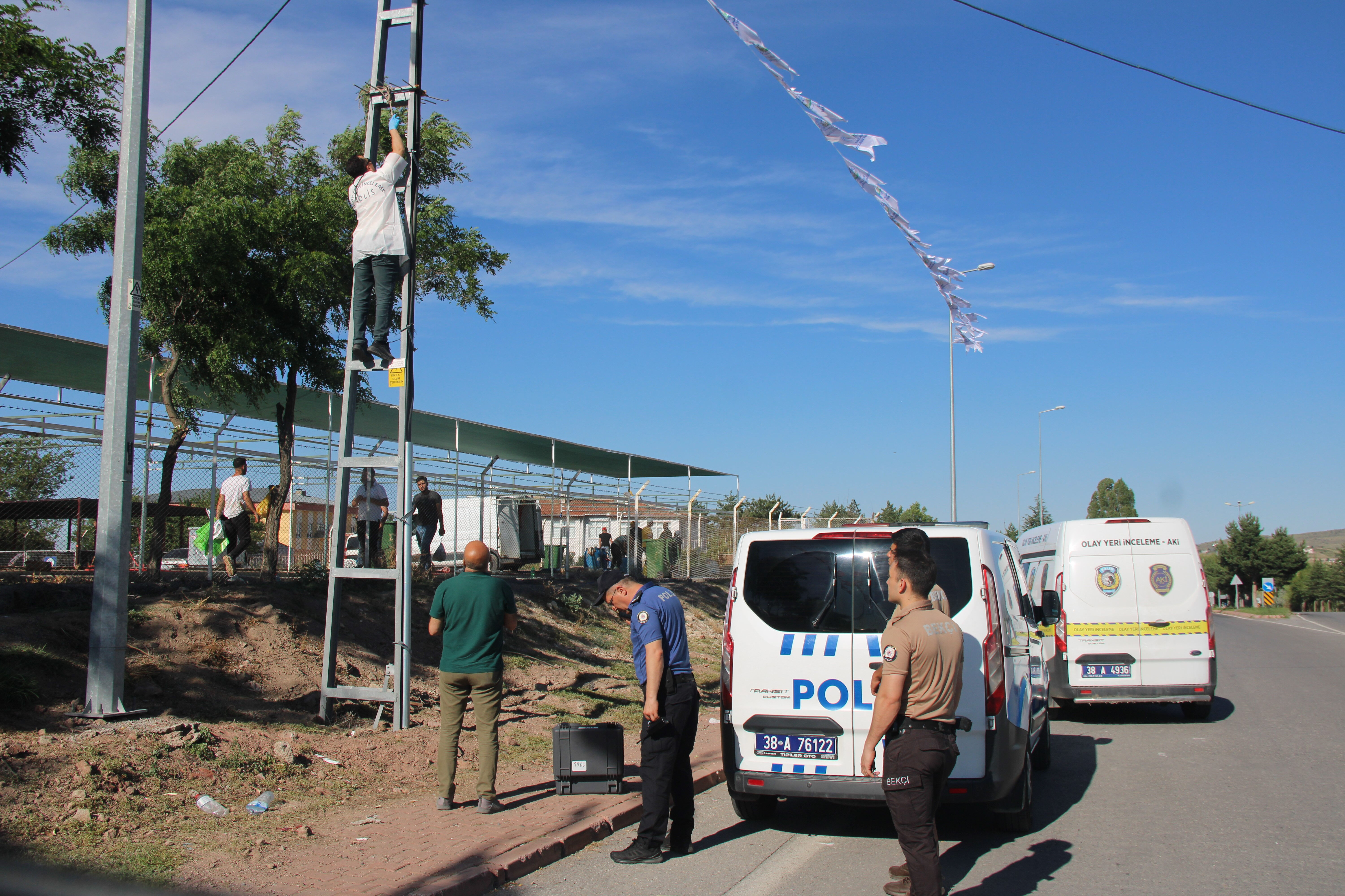 Kurbanda can pazarı! Et verilmedi diye kendini elektrik direğine astı - 2. Resim