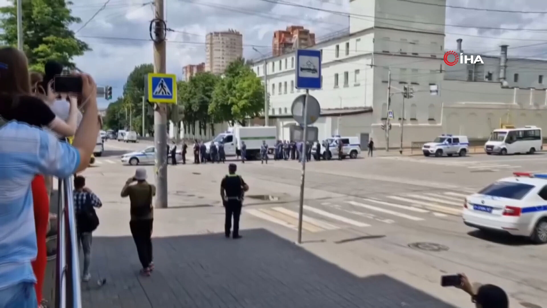 Rehine krizi kanlı bitti! Gardiyanı rehin alan 6 kişi öldürüldü Rehine krizi kanlı bitti! Gardiyanı rehin alan 6 kişi öldürüldü - 1. Resim