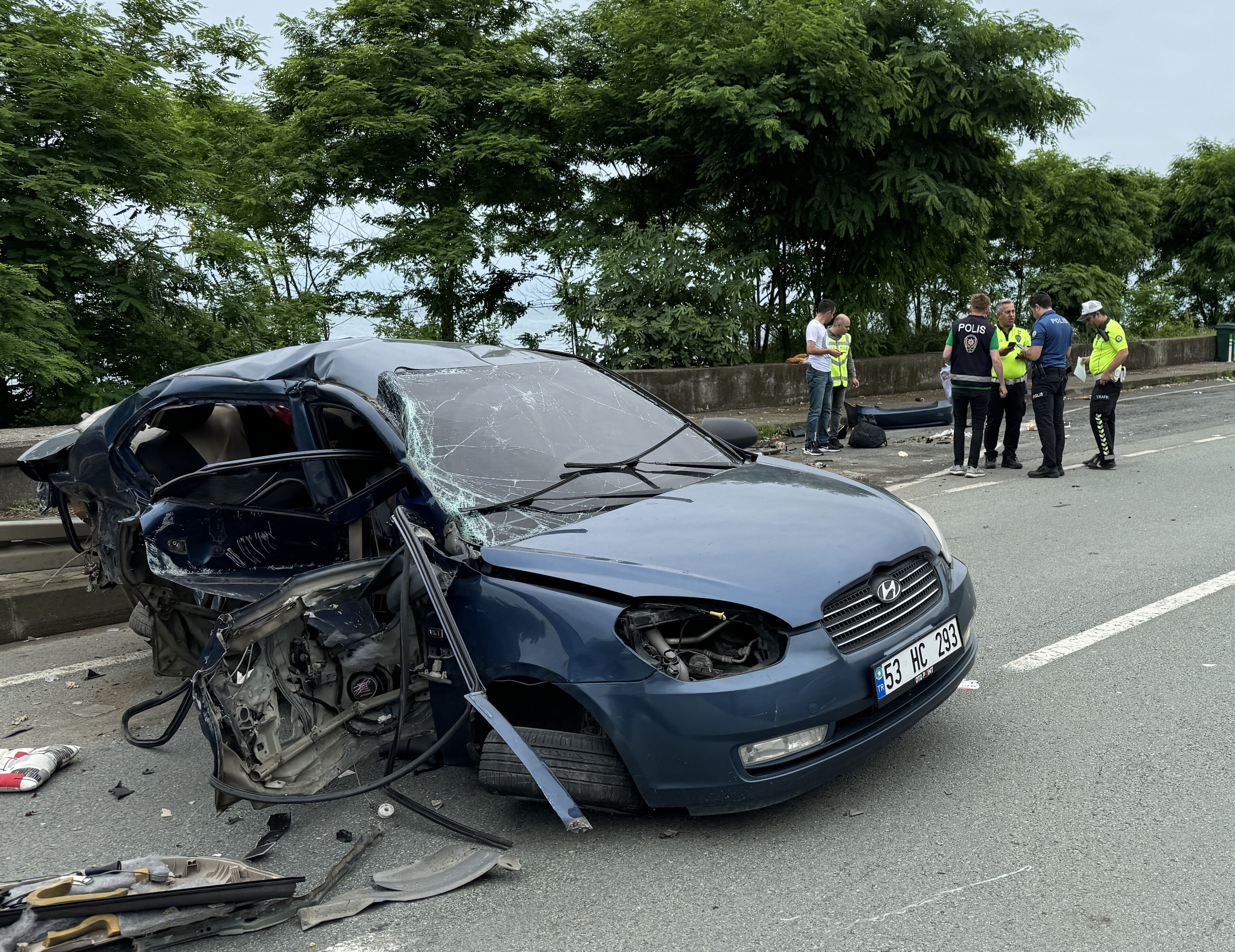 Seyir halindeki araç, bariyere ok gibi saplandı! Bir aile yok oldu Seyir halindeki araç, bariyere ok gibi saplandı! Bir aile yok oldu - 1. Resim