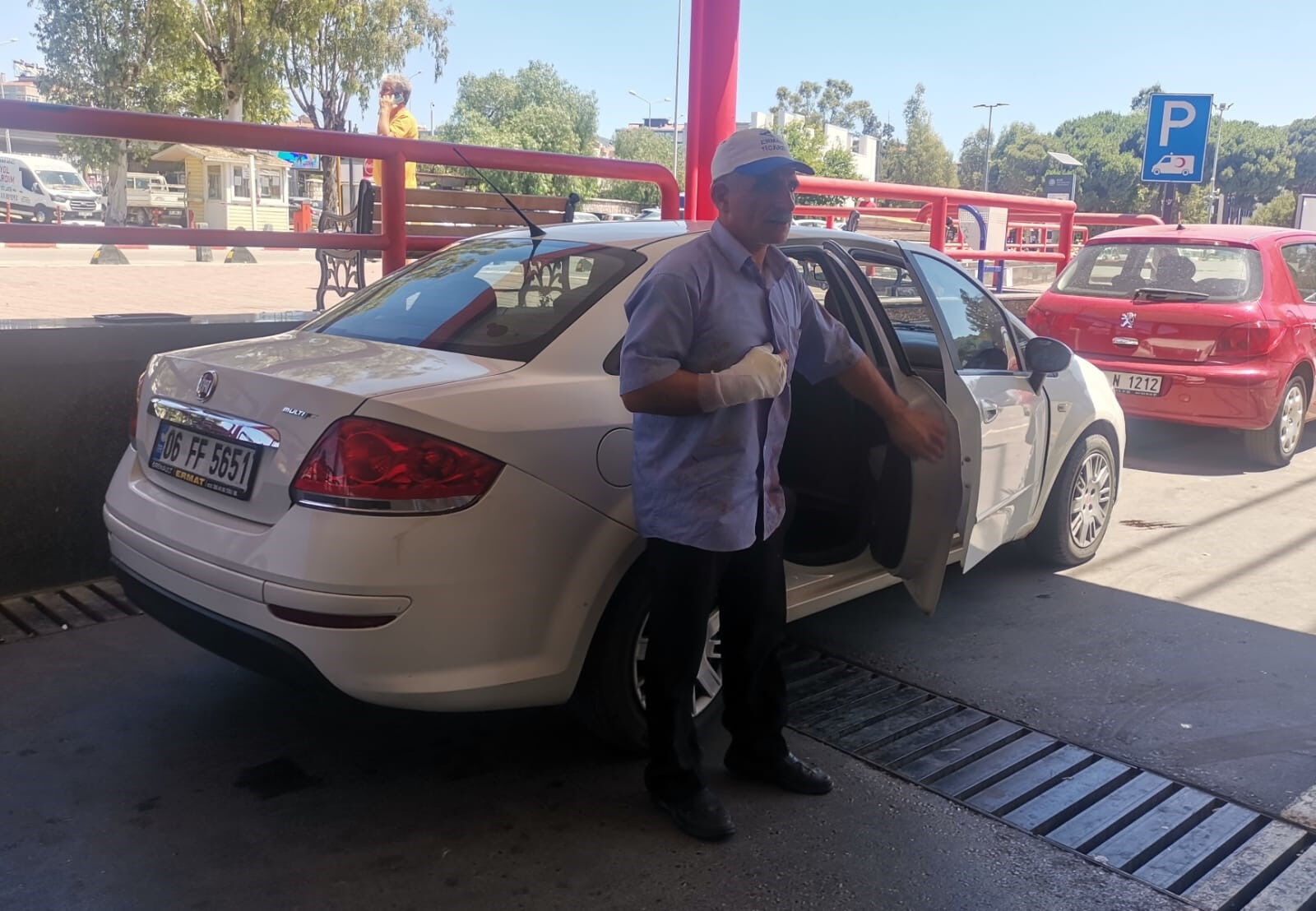 Türkiye genelinde 1000'lerce acemi kasap kurban yerine kendini keserek hastanelik oldu - 3. Resim