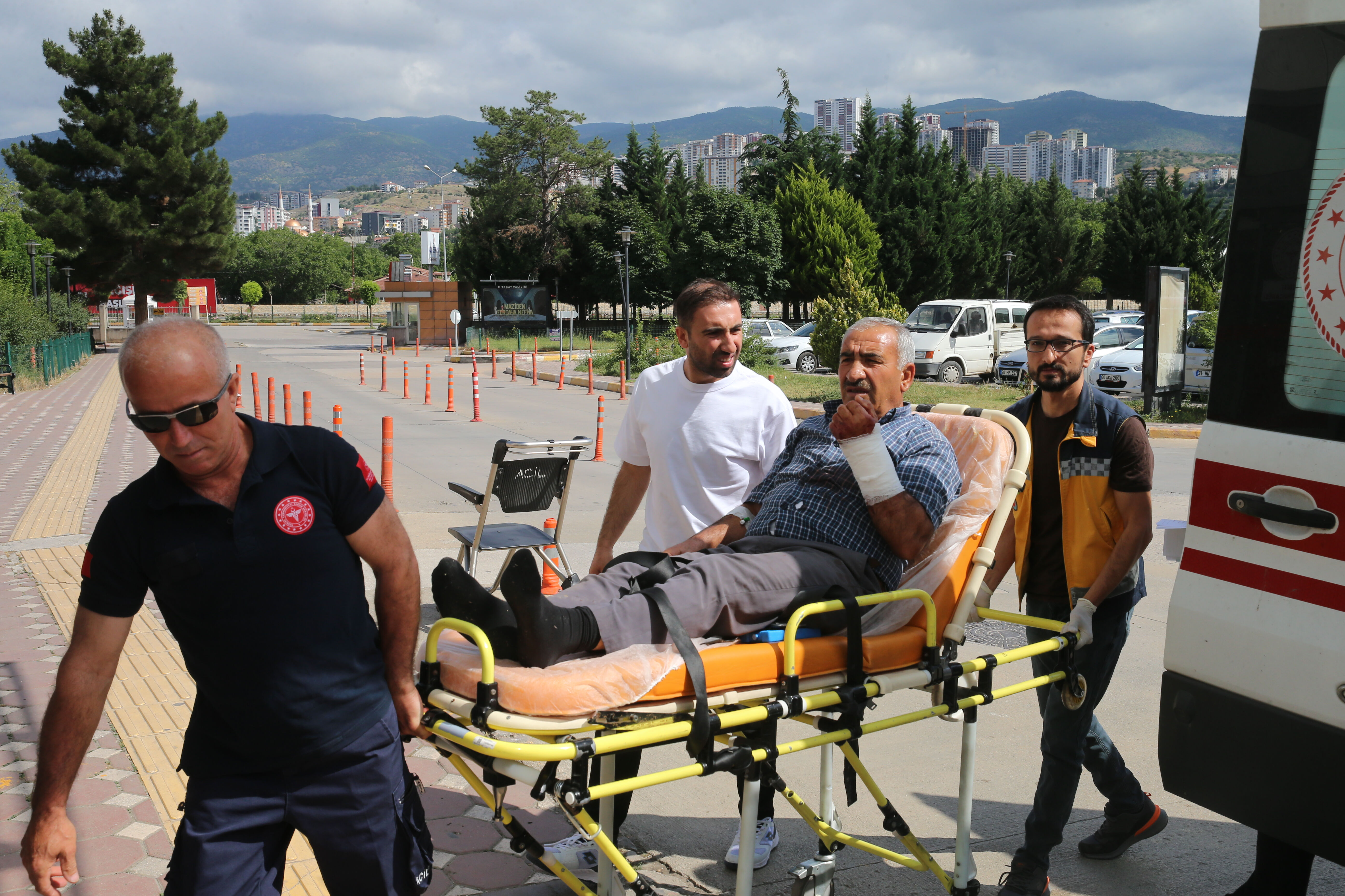 Türkiye genelinde 1000'lerce acemi kasap kurban yerine kendini keserek hastanelik oldu - 2. Resim