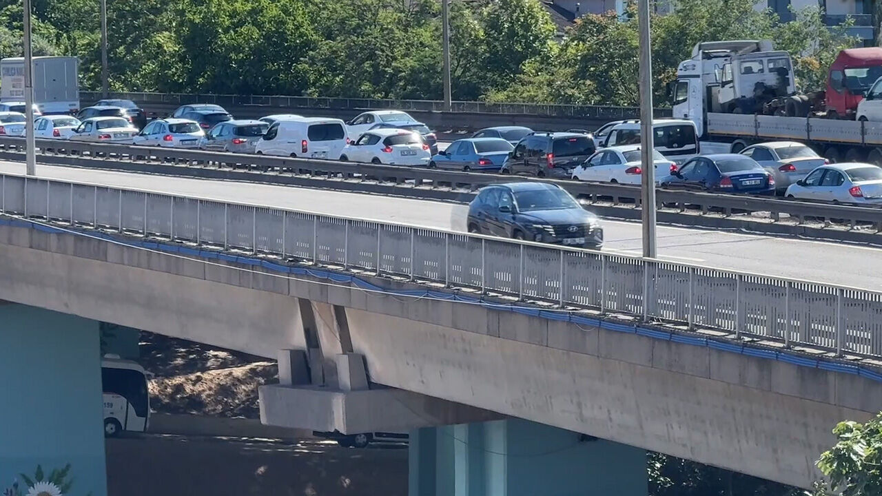 Bayramın ikinci günü İstanbul'dan yola çıkanlar, Kocaeli'de yoğunluk oluşturdu Bayramın ikinci günü İstanbul'dan yola çıkanlar, Kocaeli'de yoğunluk oluşturdu - 1. Resim