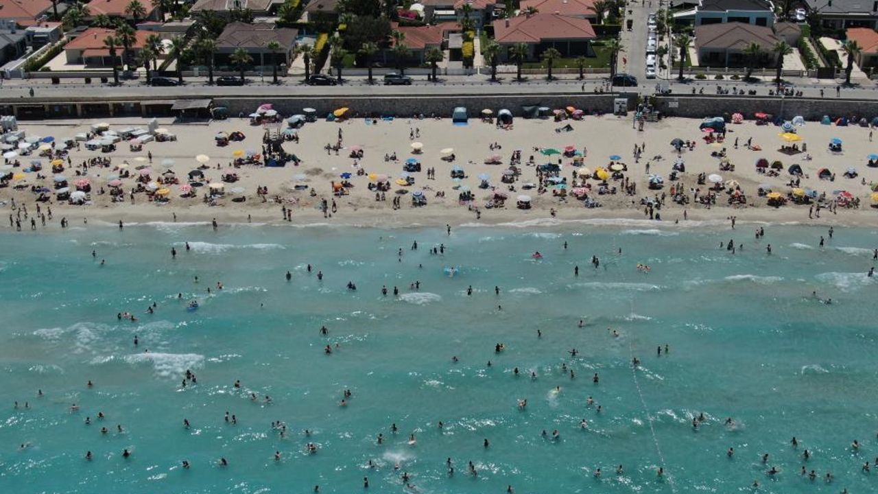 Çeşme'de nüfus 1 milyona dayandı! Ilıca Plajı'nda havlu atacak yer kalmadı - Gündem