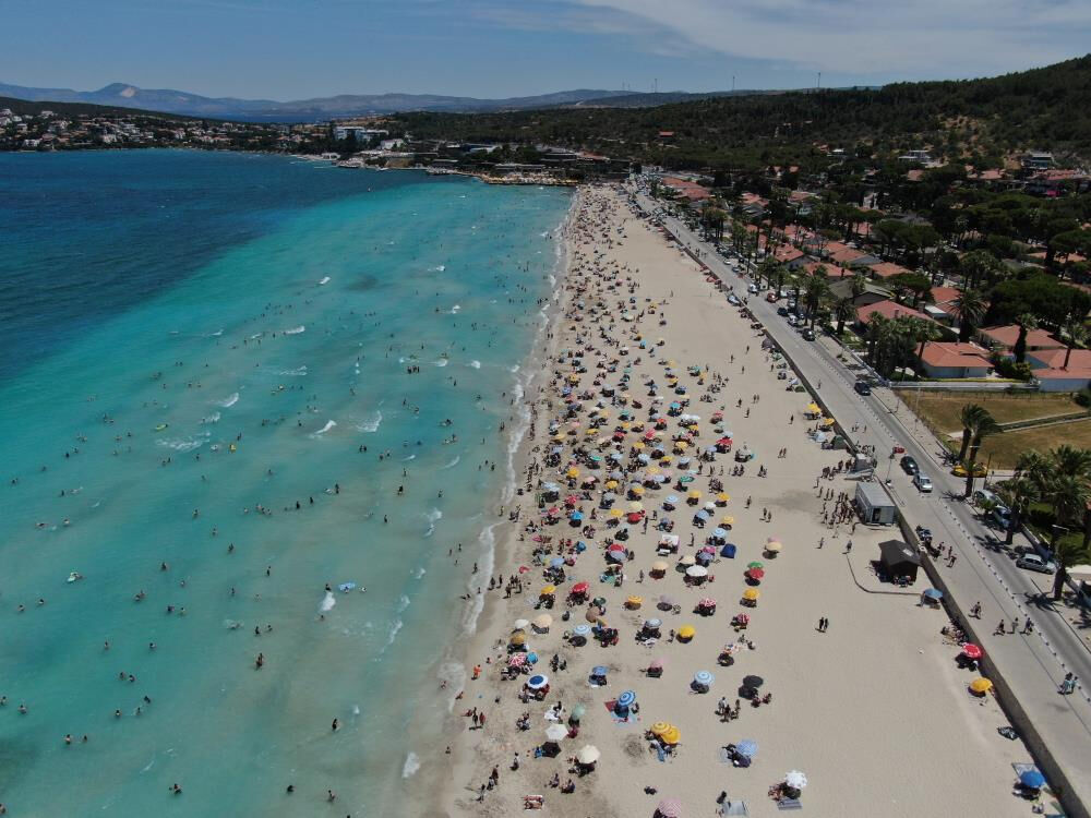 Çeşme'de nüfus 1 milyona dayandı! Ilıca Plajı'nda havlu atacak yer kalmadı Çeşme'de nüfus 1 milyona dayandı! Ilıca Plajı'nda havlu atacak yer kalmadı - 1. Resim