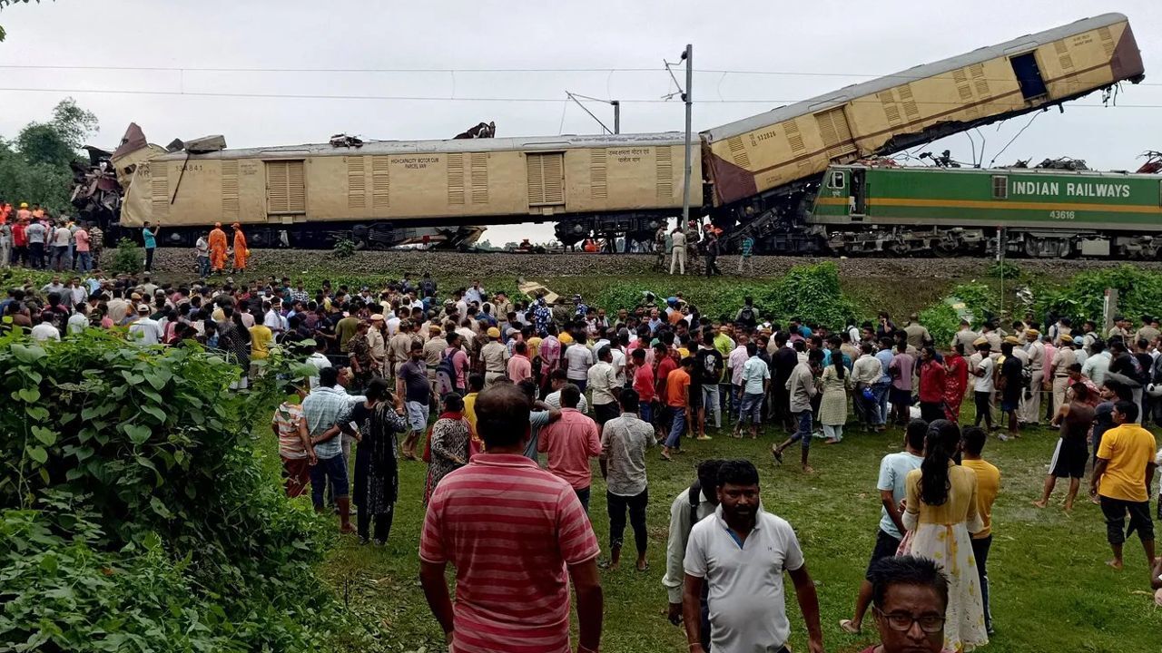 Hindistan&#039;da yük treni ile yolcu treni çarpıştı! Makinistten akılalmaz hata, 8 ölü 60 yaralı var