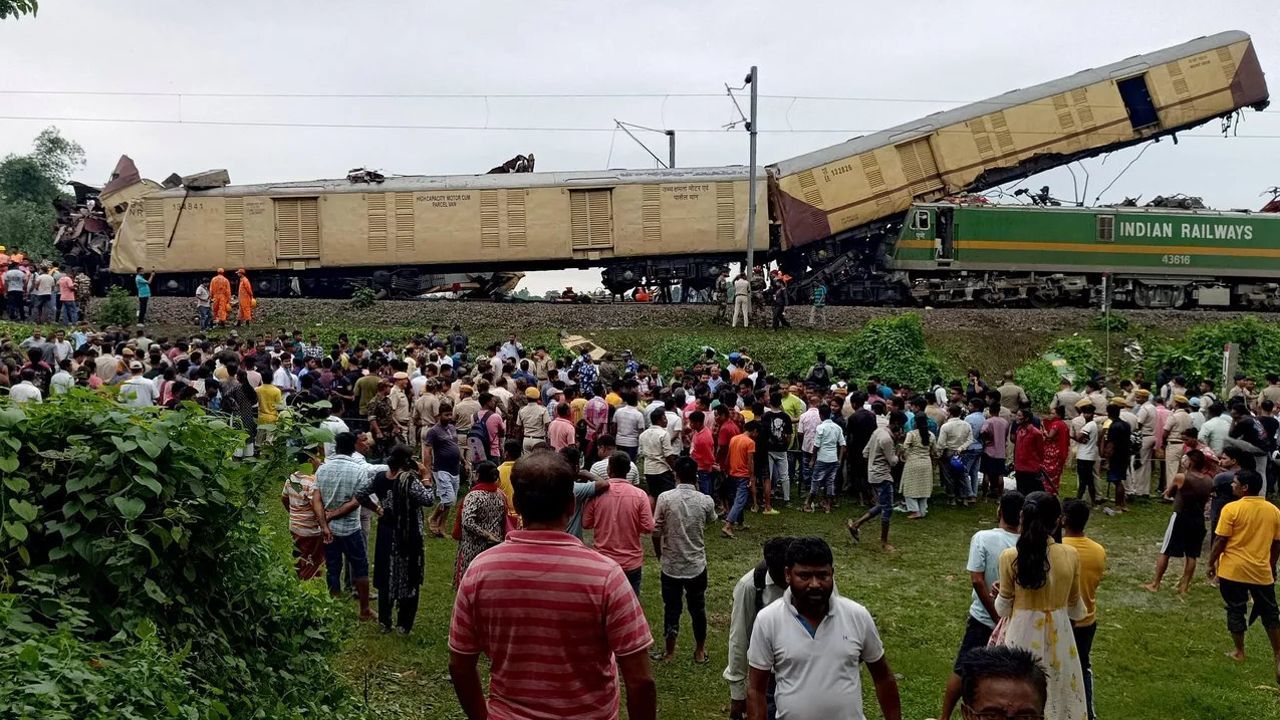 Hindistan'da yük treni ile yolcu treni çarpıştı! Makinistten akılalmaz hata, 8 ölü 60 yaralı var - Dünya