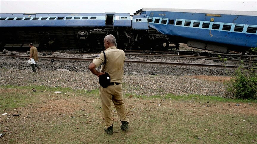 Hindistan'da yük treni ile yolcu treni çarpıştı! Makinistten akılalmaz hata, 8 ölü 60 yaralı var Hindistan'da yük treni ile yolcu treni çarpıştı! Makinistten akılalmaz hata, 8 ölü 60 yaralı var - 1. Resim