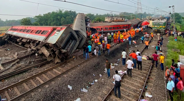 Hindistan'da yük treni ile yolcu treni çarpıştı! Makinistten akılalmaz hata, 8 ölü 60 yaralı var Hindistan'da yük treni ile yolcu treni çarpıştı! Makinistten akılalmaz hata, 8 ölü 60 yaralı var - 2. Resim