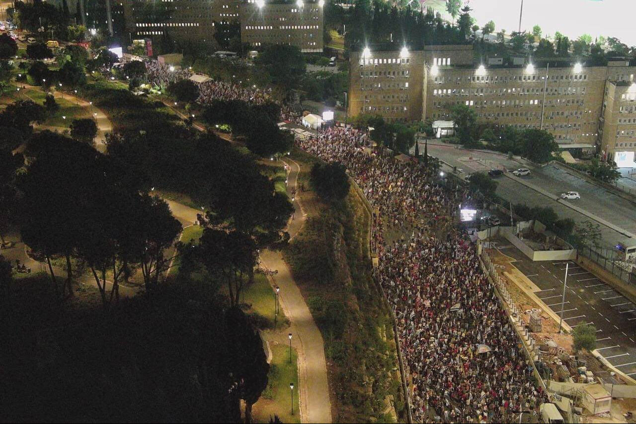 Kabine dağıldı, İsrail'de kaos çıktı! Tel Aviv'de Netanyahu istifa sloganları Kabine dağıldı, İsrail'de kaos çıktı! Tel Aviv'de Netanyahu istifa sloganları - 1. Resim