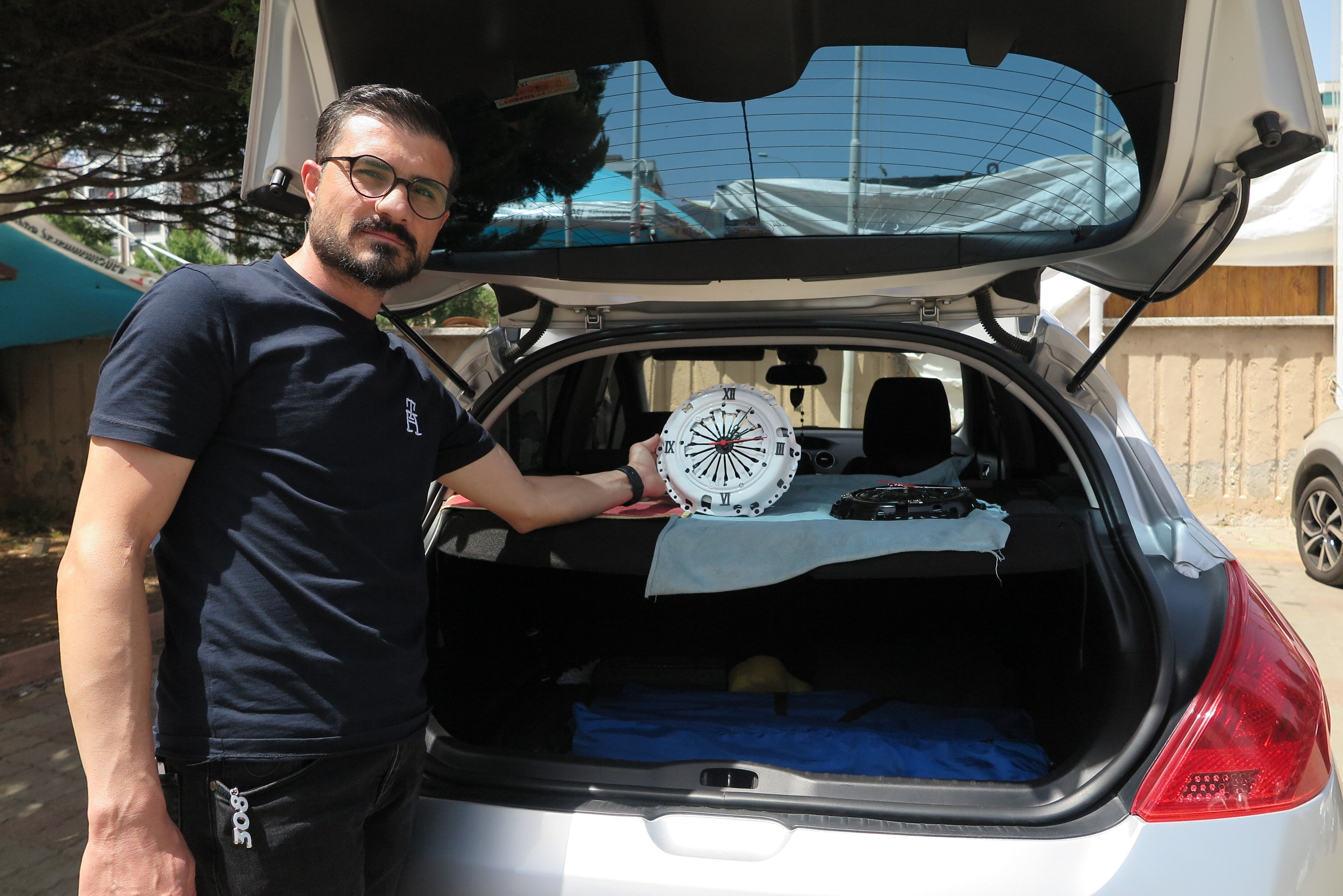 Kahramanmaraş'ta otomobilin eski parçalarından duvar saati yapıyor! Geri dönüşüme katkı için uğraşıyor... Kahramanmaraş'ta otomobilin eski parçalarından duvar saati yapıyor! Geri dönüşüme katkı için uğraşıyor... - 1. Resim