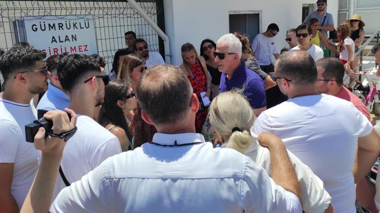 Rodos Adası'na gitmek isteyen tatilciler Fethiye Limanı'nda hayal kırıklığı yaşadılar - 2. Resim