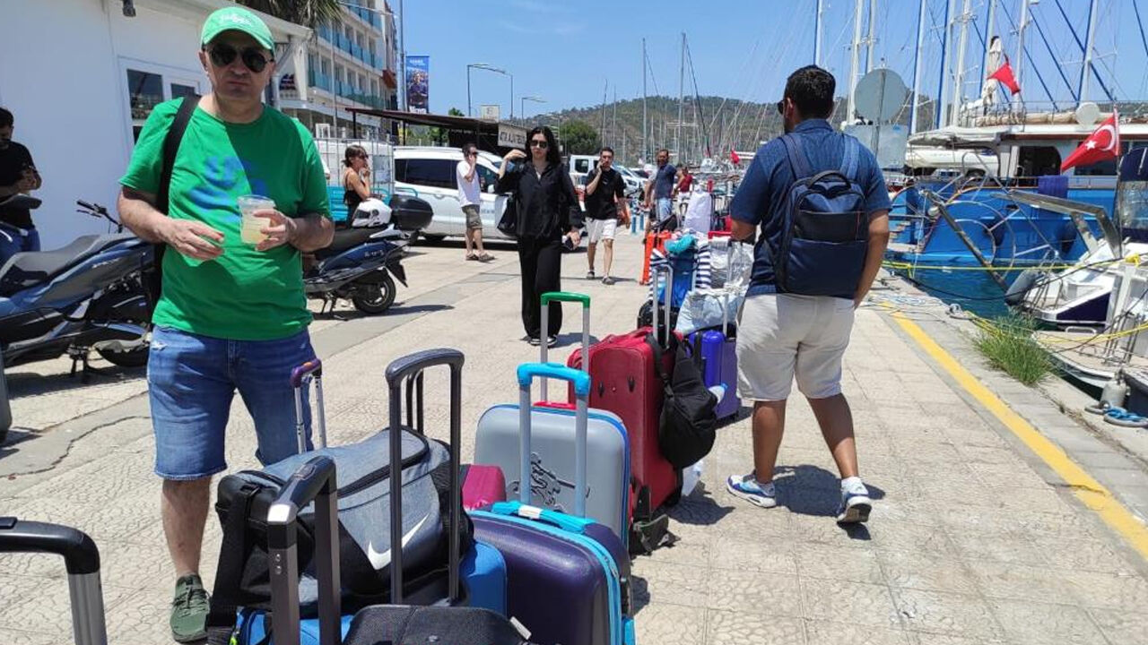 Rodos Adası'na gitmek isteyen tatilciler Fethiye Limanı'nda hayal kırıklığı yaşadılar - 1. Resim