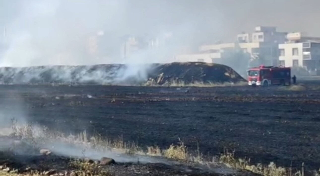 Tarım arazisi cayır cayır yandı! 200 ton saman kül oldu, evlere sıçraması an meselesiydi Tarım arazisi cayır cayır yandı! 200 ton saman kül oldu, evlere sıçraması an meselesiydi - 3. Resim