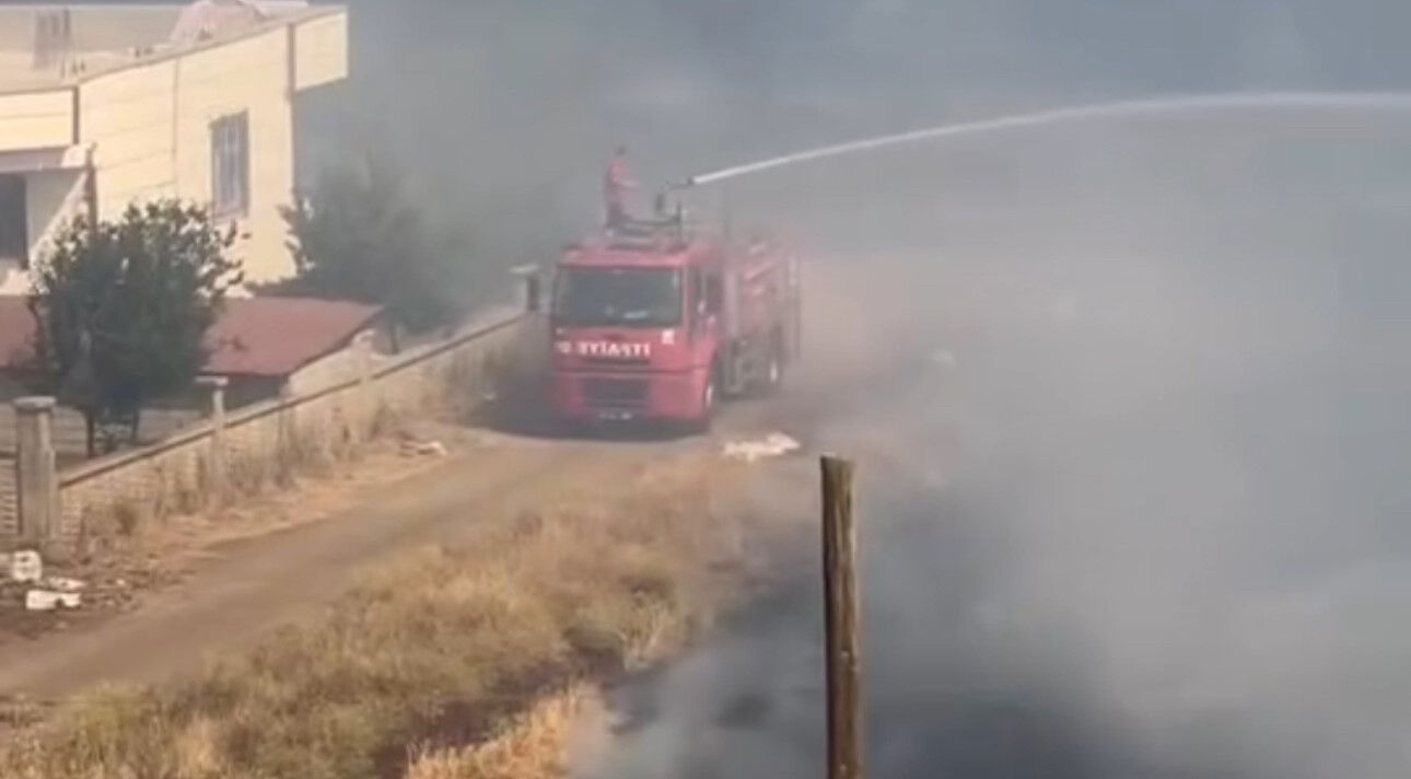 Tarım arazisi cayır cayır yandı! 200 ton saman kül oldu, evlere sıçraması an meselesiydi Tarım arazisi cayır cayır yandı! 200 ton saman kül oldu, evlere sıçraması an meselesiydi - 4. Resim