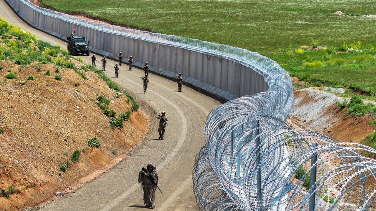 Van-İran sınırına 173 kilometrelik beton duvar tamamlandı - 2. Resim