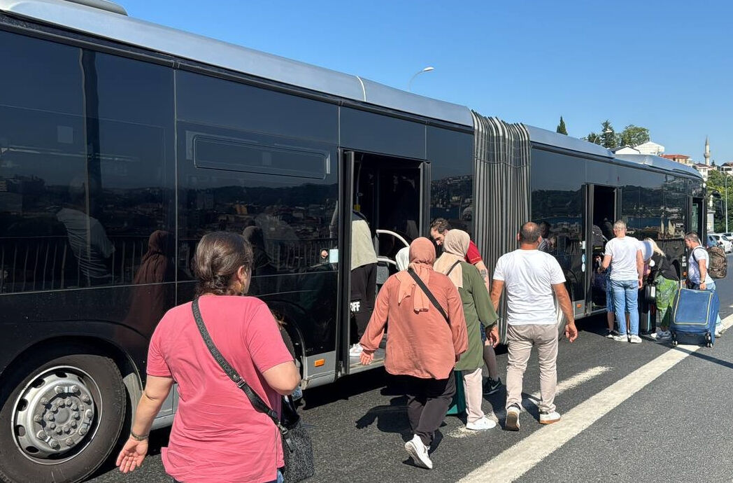 15 Temmuz Şehitler Köprüsü'nde trafik kazası! Metrobüs'ün karıştığı kazada 1 yaralı var 15 Temmuz Şehitler Köprüsü'nde trafik kazası! Metrobüs'ün karıştığı kazada yaralı var - 2. Resim