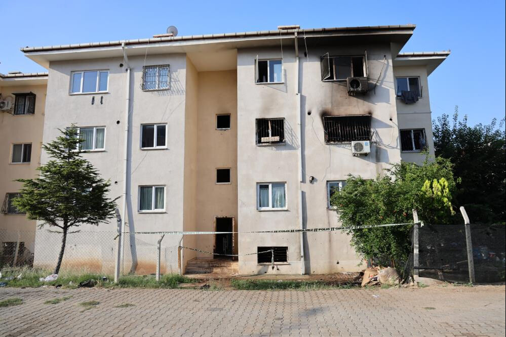 Adana'da bayram sabahı yangın faciası! Bir aile yok oldu Adana'da bayram sabahı yangın faciası! Bir aile yok oldu - 1. Resim