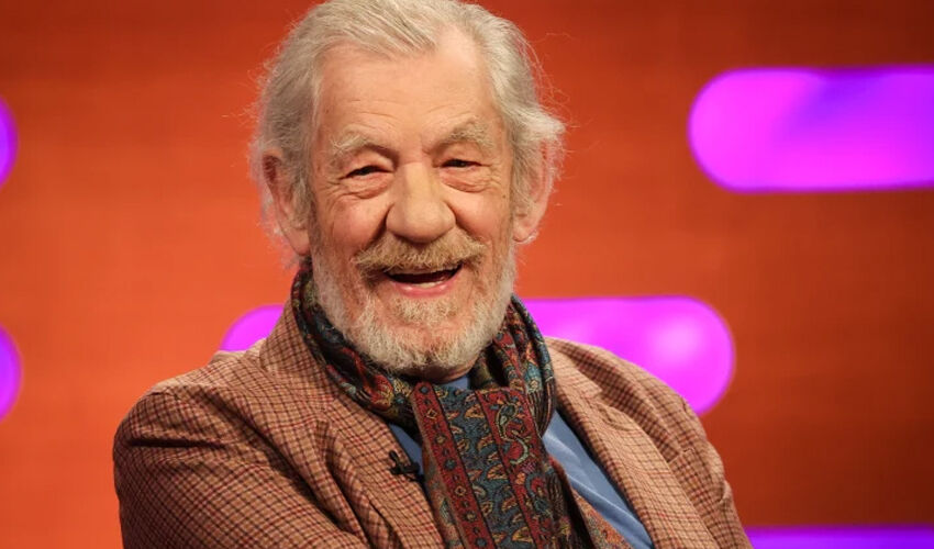 Feci kaza: Yüzüklerin Efendisi’nin Gandalf’ı Ian McKellen sahneden düştü Feci kaza: Yüzüklerin Efendisi’nin Gandalf’ı Ian McKellen sahneden düştü - 1. Resim