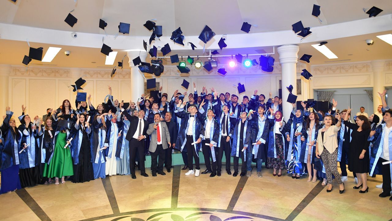 İhlas Koleji son sınıf öğrencileri mezuniyet töreniyle hayata uğurlandı