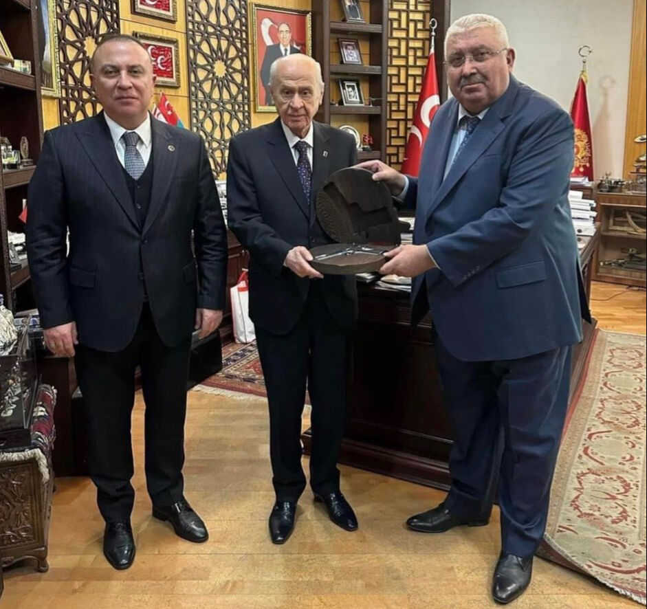 MHP lideri Bahçeli'ye hediye ettiler! İzzet Ulvi Yönter ve Semih Yalçın'dan silahlı poz - 1. Resim