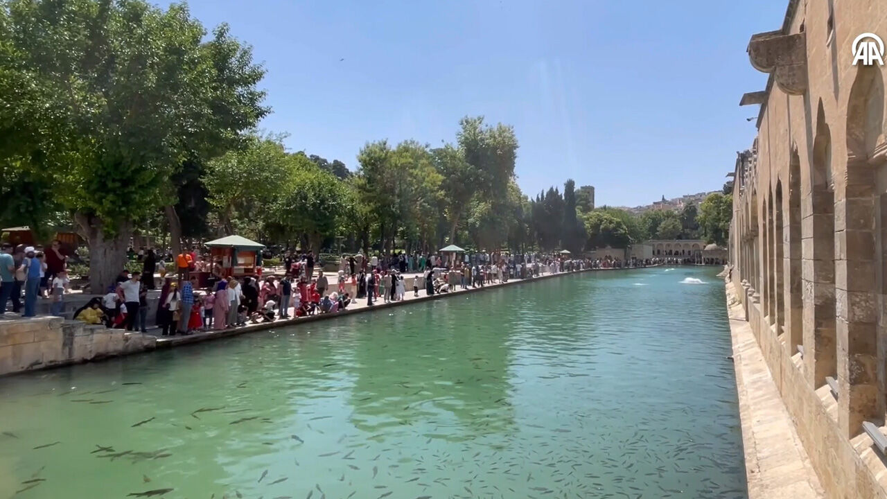 Şanlıurfa'da termometreler 48 dereceyi gösterdi! Vatandaş kendini gölgelik alanlara attı Şanlıurfa'da termometreler 48 dereceyi gösterdi! Vatandaş kendini gölgelik alanlara attı - 2. Resim