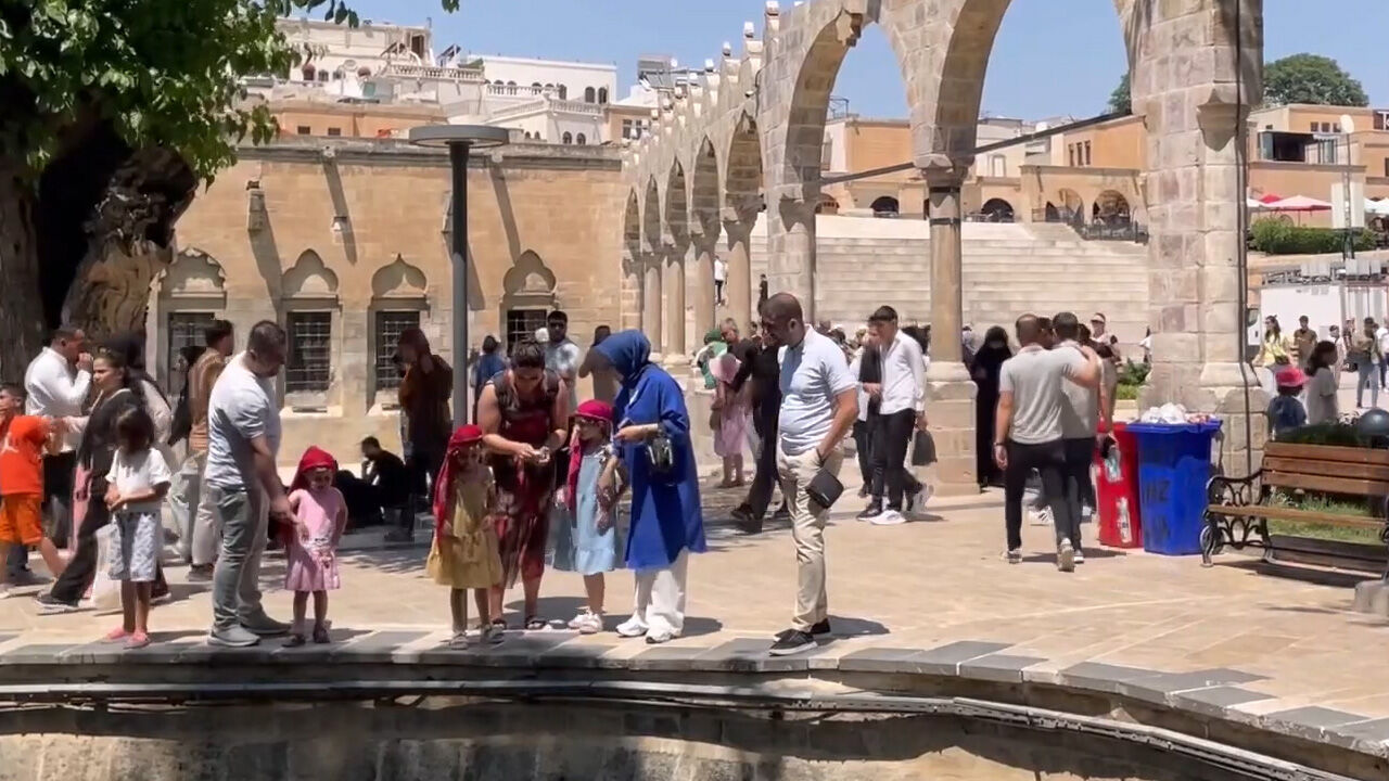 Şanlıurfa'da termometreler 48 dereceyi gösterdi! Vatandaş kendini gölgelik alanlara attı Şanlıurfa'da termometreler 48 dereceyi gösterdi! Vatandaş kendini gölgelik alanlara attı - 1. Resim