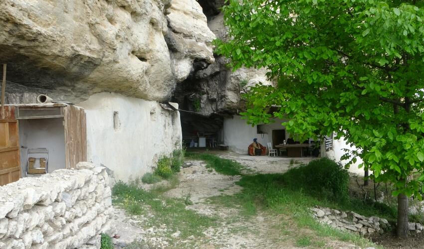 Tam 1700 metre yükseklikte! 18 çocuğunu bu mağarada büyüttü - 3. Resim