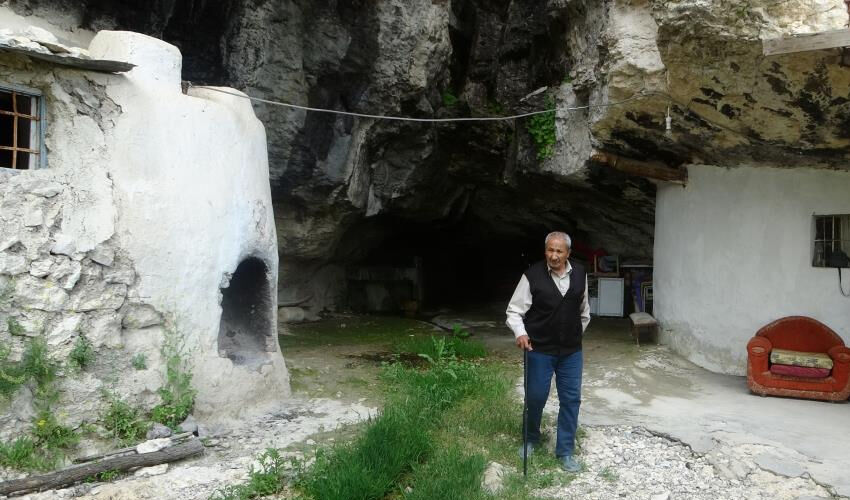 Tam 1700 metre yükseklikte! 18 çocuğunu bu mağarada büyüttü - 2. Resim