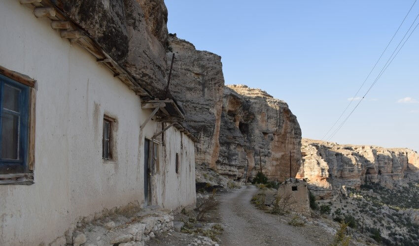 Tam 1700 metre yükseklikte! 18 çocuğunu bu mağarada büyüttü - 1. Resim