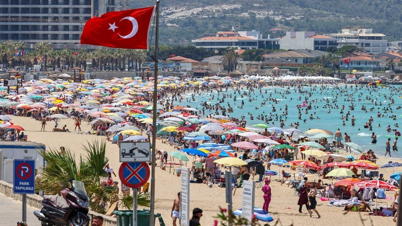 Tatilciler akın akın İzmir Çeşme'ye geliyor! 4 günde 150 bin araç 1 milyon turist - Gündem