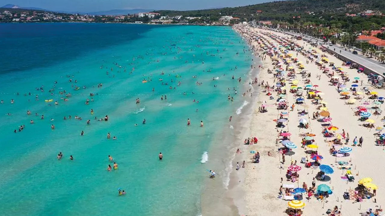 Tatilciler akın akın İzmir Çeşme'ye geliyor! 4 günde 150 bin araç 1 milyon turist - 4. Resim