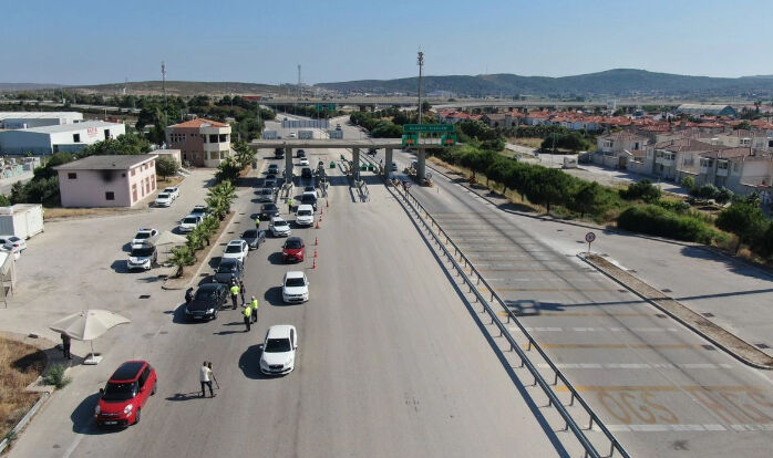 Tatilciler akın akın İzmir Çeşme'ye geliyor! 4 günde 150 bin araç 1 milyon turist - 5. Resim