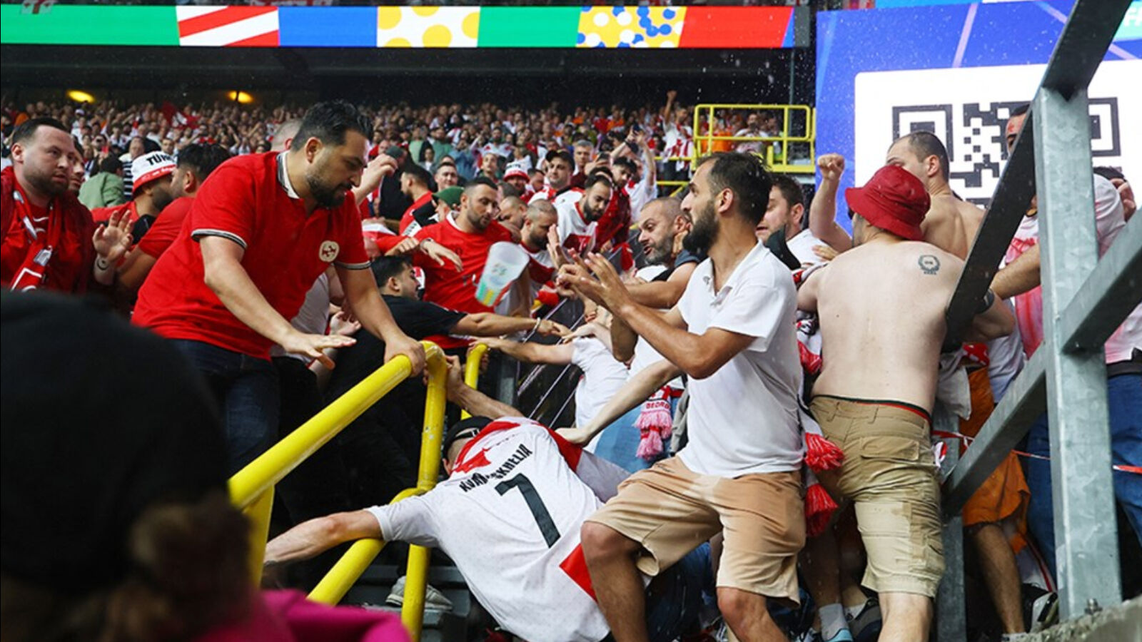 Türkiye-Gürcistan maçı öncesi taraftarlar birbirine girdi! Türkiye-Gürcistan maçı öncesi taraftarlar birbirine girdi! - 1. Resim