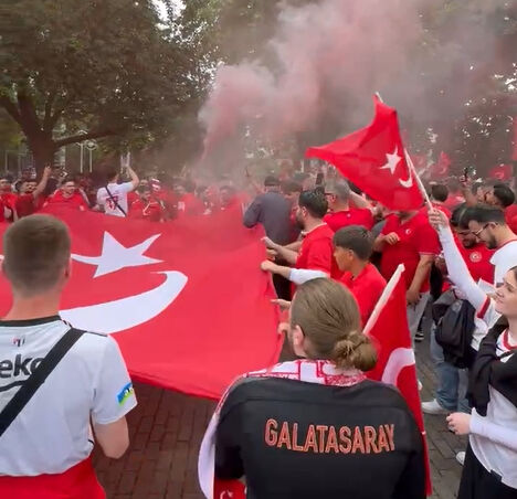 Türkler Avrupa Şampiyonası'ndaki Gürcistan maçı öncesinde Dortmund sokaklarını inletti Türkler Avrupa Şampiyonası'ndaki Gürcistan maçı öncesinde Dortmund sokaklarını inletti - 3. Resim