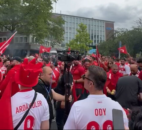 Türkler Avrupa Şampiyonası'ndaki Gürcistan maçı öncesinde Dortmund sokaklarını inletti Türkler Avrupa Şampiyonası'ndaki Gürcistan maçı öncesinde Dortmund sokaklarını inletti - 1. Resim