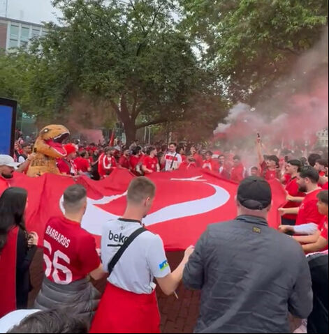 Türkler Avrupa Şampiyonası'ndaki Gürcistan maçı öncesinde Dortmund sokaklarını inletti Türkler Avrupa Şampiyonası'ndaki Gürcistan maçı öncesinde Dortmund sokaklarını inletti - 2. Resim