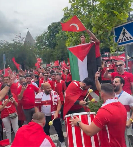 Türkler Avrupa Şampiyonası'ndaki Gürcistan maçı öncesinde Dortmund sokaklarını inletti Türkler Avrupa Şampiyonası'ndaki Gürcistan maçı öncesinde Dortmund sokaklarını inletti - 4. Resim