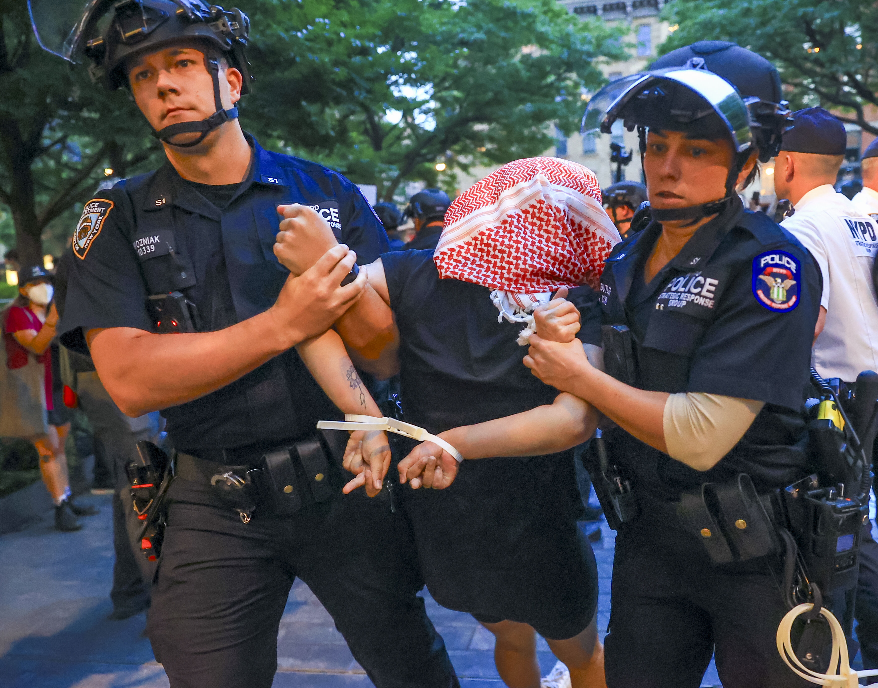 ABD'de Filistin destekçileri CitiBank önünde İsrail'i protesto etti ABD'de Filistin destekçileri CitiBank önünde İsrail'i protesto etti - 3. Resim