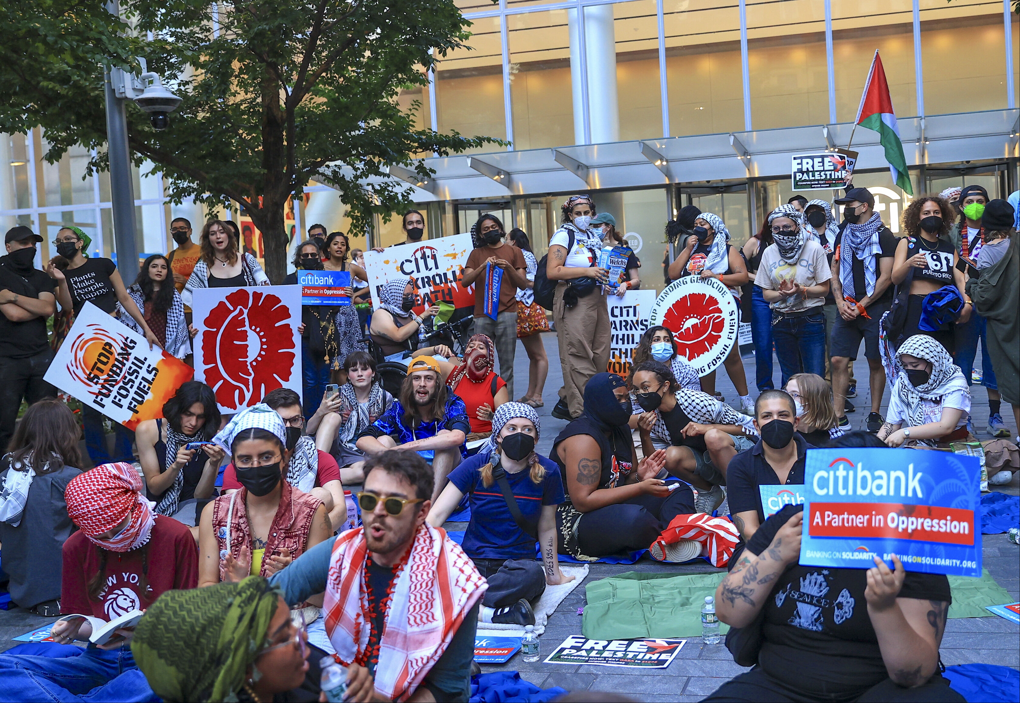 ABD'de Filistin destekçileri CitiBank önünde İsrail'i protesto etti ABD'de Filistin destekçileri CitiBank önünde İsrail'i protesto etti - 1. Resim
