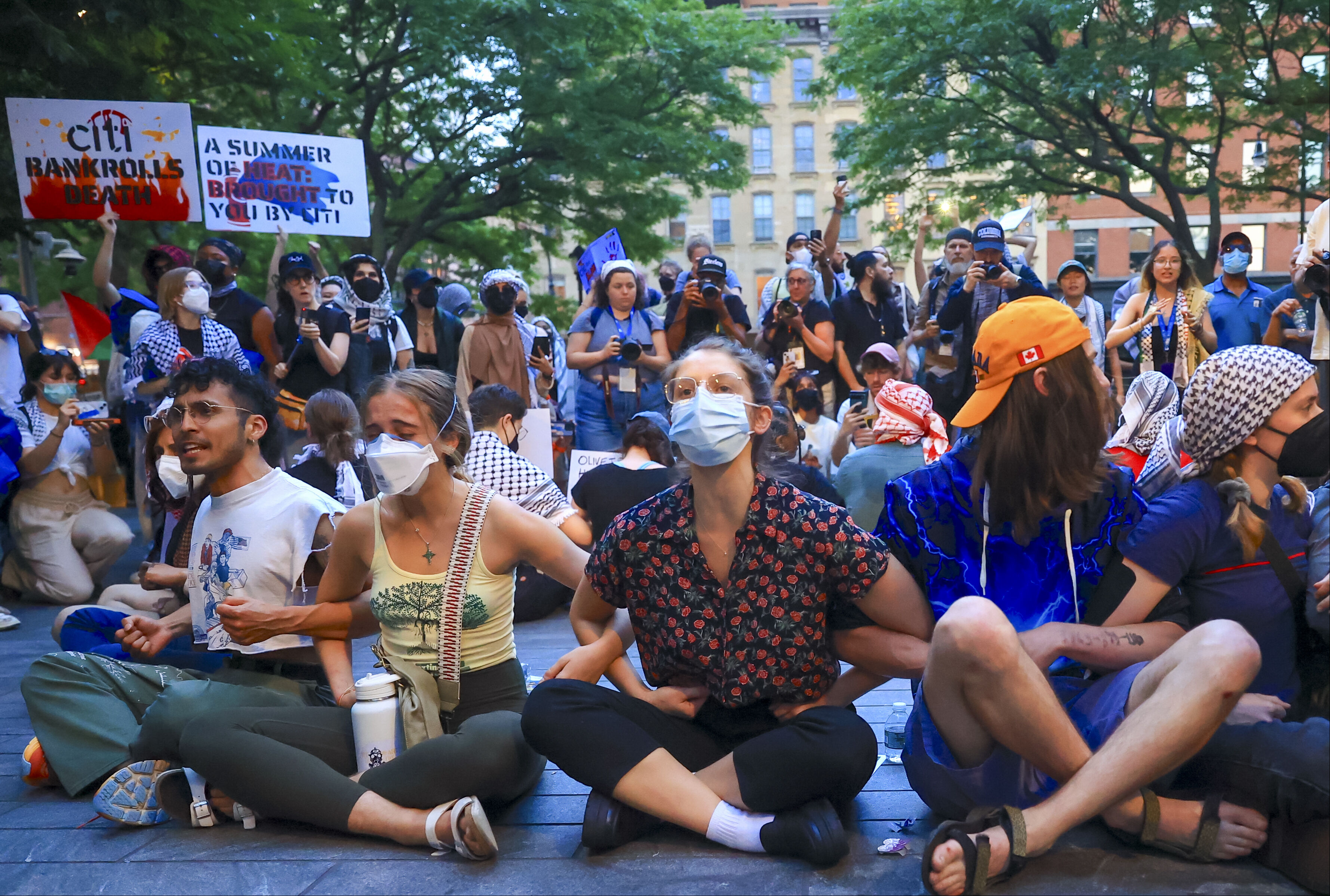 ABD'de Filistin destekçileri CitiBank önünde İsrail'i protesto etti ABD'de Filistin destekçileri CitiBank önünde İsrail'i protesto etti - 2. Resim