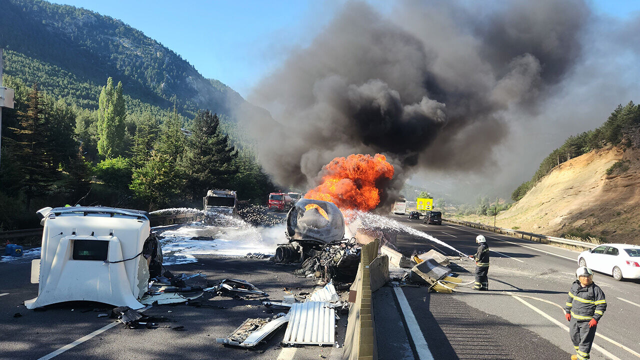 Adana'nın Pozantı il&ccedil;esinde 2 tır &ccedil;arpıştı! - 1. Resim